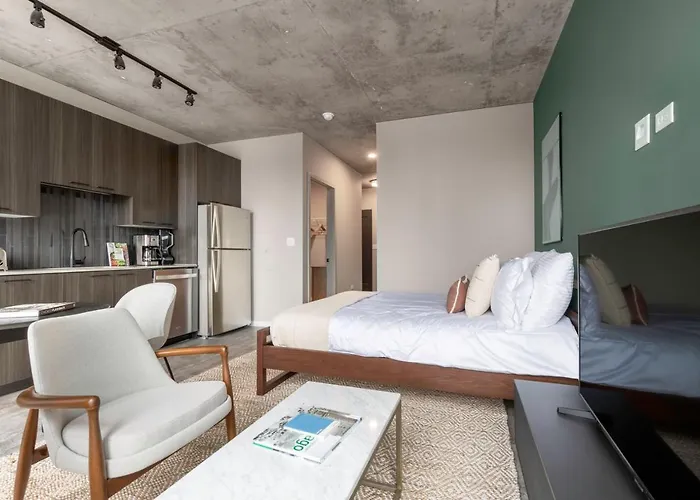 W Loop W Gym Pool Nr Fulton Mkt Chi-205 *